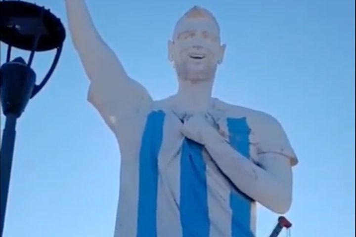 Παγκόσμιο 2026: Το μεγαλύτερο άγαλμα του Μέσι στήθηκε στην Αργεντινή, όμως η ομοιότητά του δίχασε τους φιλάθλους